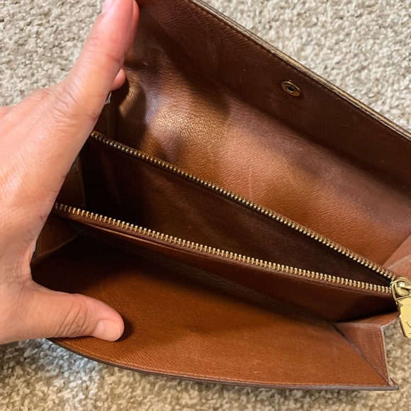 Louis Vuitton - Picture 4 of 7